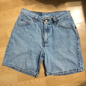 **SOLD** Levi’s mom Jean shorts